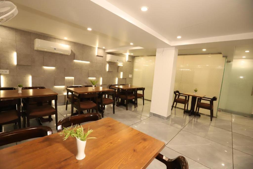 Hotel Ambica Palace Aiims New Delhi - Couple Friendly Local Id Accepted Exterior photo